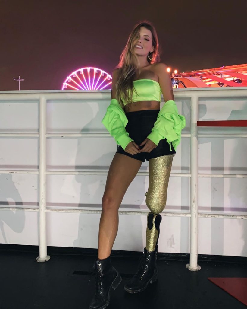 Paola Antonini usou um look com neon no festival  