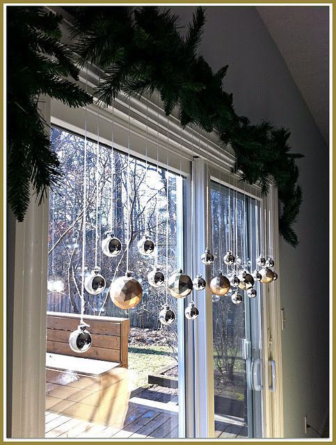Uma cortina de bolinhas é uma decoração de Natal barata e simples
